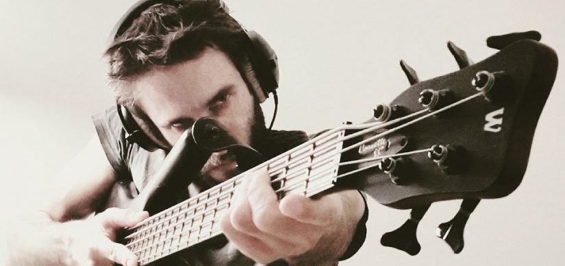 Le compositeur H-Pi avec une basse électrique dans les mains